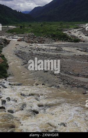 balason del fiume di montagna, che scorre attraverso la lussureggiante valle verde della regione di terai, sulle colline pedemontane dell'himalaya, vicino a dudhia, distretto di darjeeling in india Foto Stock