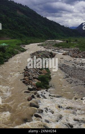 balason del fiume di montagna, che scorre attraverso la lussureggiante valle verde della regione di terai, sulle colline pedemontane dell'himalaya, vicino a dudhia, distretto di darjeeling in india Foto Stock