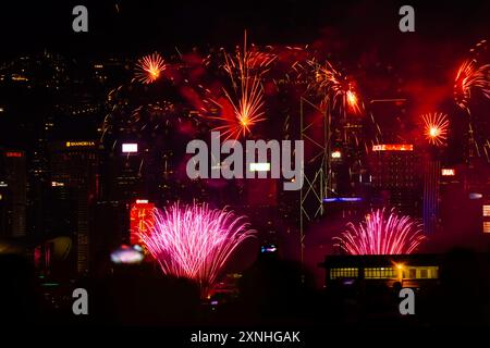 Spettacolo di fuochi d'artificio del Capodanno Cinese 2023 nel Victoria Harbour , preso dal Molo dei traghetti di Hung Hom e affacciato sui grattacieli nel centro di Hong Kong, con Foto Stock