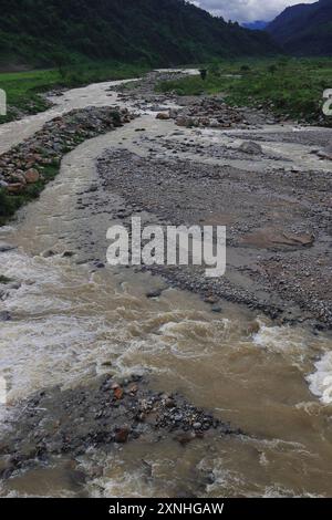 balason del fiume di montagna, che scorre attraverso la lussureggiante valle verde della regione di terai, sulle colline pedemontane dell'himalaya, vicino a dudhia, distretto di darjeeling in india Foto Stock