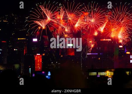 Spettacolo di fuochi d'artificio del Capodanno Cinese 2023 nel Victoria Harbour , preso dal Molo dei traghetti di Hung Hom e affacciato sui grattacieli nel centro di Hong Kong, con Foto Stock