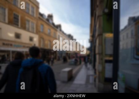 Una vista sfocata di una strada con edifici e persone in lontananza. Foto Stock