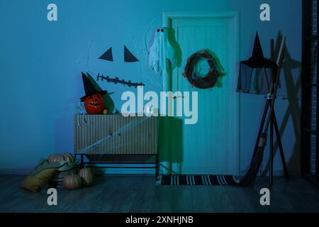 Interno di una sala scura decorata per Halloween con porta e WC Foto Stock