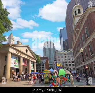 Persone che amano visitare il Quincy Market, uno storico complesso di mercati vicino a Faneuil Hall nel centro di Boston Foto Stock