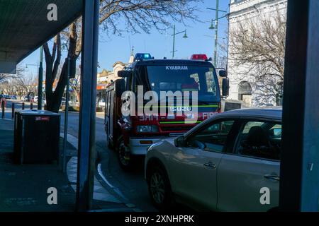 Kyabram, Victoria, Australia, 1 agosto 2024; i volontari CFA e i vigili del fuoco assistono ad un allarme antincendio in un negozio vuoto in Allan Street Kyabram. I camion dei vigili del fuoco hanno bloccato parzialmente Alan Street mentre i volontari della CFA hanno perquisito i locali alla ricerca di segni di incendio. Credito P.j.Hickox/Alamy Live News. Foto Stock