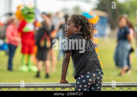 Darwin, Australia - 27 luglio 2024: Un bambino aborigeno australiano che guarda il Royal Darwin Show del 2024. Foto Stock