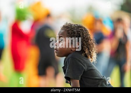 Darwin, Australia - 27 luglio 2024: Un bambino aborigeno australiano che guarda il Royal Darwin Show del 2024. Foto Stock