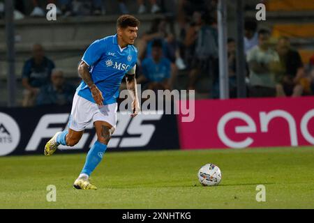 Castel di Sangro, Abruzzo, Italia. 31 luglio 2024. Giovanni di Lorenzo del Napoli in azione durante la frizzante partita di pre-stagione tra SSC Napoli e Stade Brestois 29 allo Stadio Teofilo Patini il 31 luglio 2024 a Castel di Sangro. (Credit Image: © Ciro De Luca/ZUMA Press Wire) SOLO PER USO EDITORIALE! Non per USO commerciale! Crediti: ZUMA Press, Inc./Alamy Live News Foto Stock