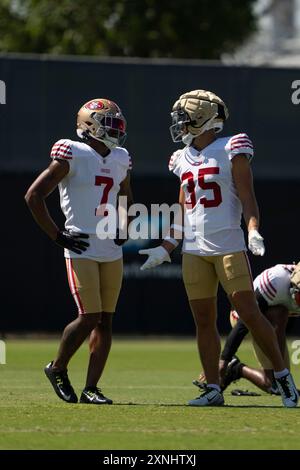 31 luglio 2024; Santa Clara, CA, Stati Uniti; il cornerback dei San Francisco 49ers Charvarius Ward (7) e la safety Erik Harris (35) conversano durante i warm up al San Francisco 49ers Training Camp al SAP Performance Center vicino al Levi's Stadium. Foto: Stan Szeto - immagine dello sport Foto Stock