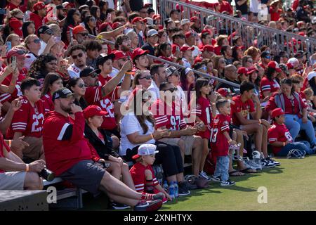 31 luglio 2024; Santa Clara, CA, Stati Uniti; i tifosi dei San Francisco 49ers si riuniscono per guardare i giocatori durante il Training Camp al SAP Performance Center vicino al Levi's Stadium. Foto: Stan Szeto - immagine dello sport Foto Stock