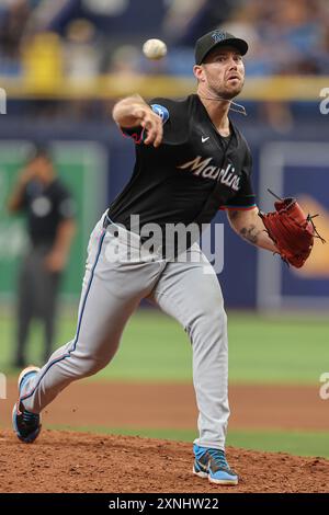 St. Petersburg, FL: Il lanciatore dei Miami Marlins Calvin Faucher (53) consegna un campo durante una partita della MLB contro i Tampa Bay Rays il 31 luglio 2024 a Tropi Foto Stock