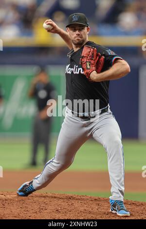 St. Petersburg, FL: Il lanciatore dei Miami Marlins Calvin Faucher (53) consegna un campo durante una partita della MLB contro i Tampa Bay Rays il 31 luglio 2024 a Tropi Foto Stock