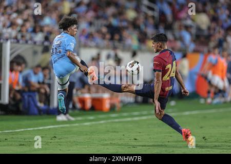 Orlando, FL: Il difensore del Barcellona Gerard Martín (24) tenta di bloccare un passaggio dal centrocampista del Manchester City Oscar Bobb (52) durante il DIRECTV Foto Stock