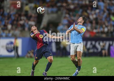 Orlando, FL: L'attaccante del Barcellona Toni Fernández (27) riceve il pallone mentre il centrocampista del Manchester City Jack Grealish (10) cerca di distrarlo per 1 tempo Foto Stock