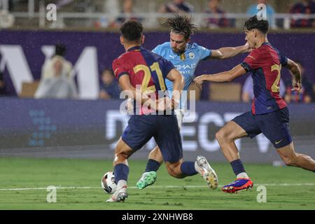 Orlando, FL: Il centrocampista del Manchester City Jack Grealish (10) dribbla attraverso i difensori del Barcellona Sergi Dominguez (21) e Héctor Fort (20) durante la Foto Stock