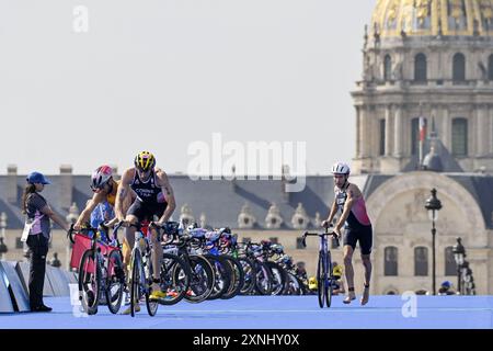 Dorian Coninx e Pierre le Corre (fra), Triathlon, uomo e#39;individuale durante i Giochi Olimpici di Parigi 2024 il 31 luglio 2024 al Pont Alexandre III di Parigi, Francia Foto Stock