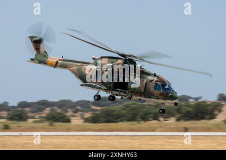 EH-101 elicottero Merlin dell'Aeronautica militare portoghese a Beja Foto Stock