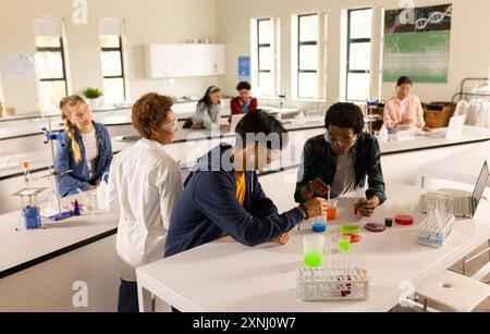 Al liceo, adolescenti che conducono esperimenti scientifici in laboratorio in classe Foto Stock