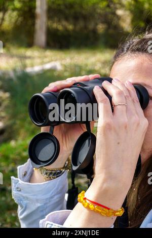 29 ottobre 2023 Eskisehir Turchia. Donna che osserva l'uccello con binocolo vista ravvicinata Foto Stock