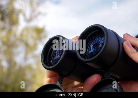 29 ottobre 2023 Eskisehir Turchia. Donna che osserva l'uccello con binocolo vista ravvicinata Foto Stock