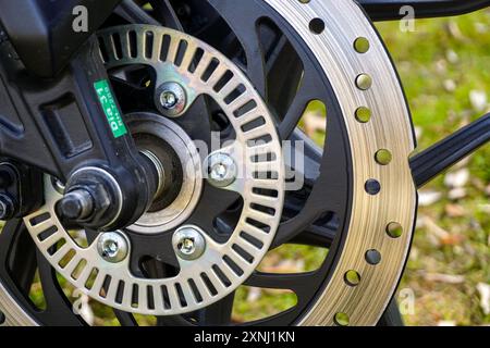 29 ottobre 2023 Eskisehir Turchia. Disco e rotore del freno per moto con vista ravvicinata abs Foto Stock