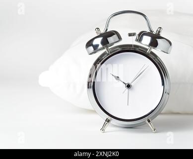 Sveglia e cuscino bianco Foto Stock