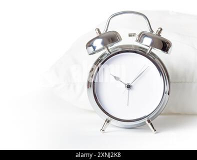 Sveglia e cuscino bianco Foto Stock