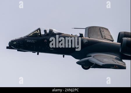 Il maggiore Lindsay "MAD" Johnson, comandante e pilota Della squadra dimostrativa A-10C Thunderbolt II, esegue una manovra durante le Water Follies Foto Stock