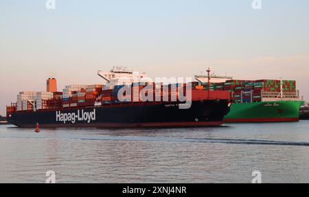 Amburgo: Der Containerfrachter Santos Express Hapag-Lloyd passiert Die Ever Art Evergreen, Die vor dem Airbus-Gelände festgemacht Hat. *** Amburgo il cargo container Santos Express Hapag Lloyd passa l'Ever Art Evergreen, ormeggiato di fronte al sito Airbus Foto Stock