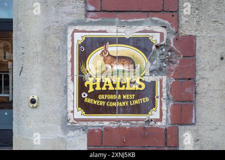 Cartellonistica della compagnia birraria Halls su un pub Foto Stock