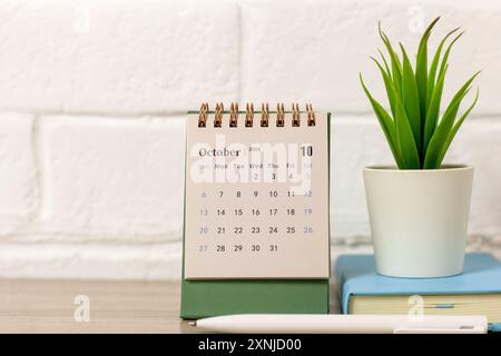 Ciao ottobre. Calendario di pianificazione di ottobre 2024 sul desktop Foto Stock