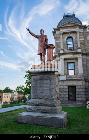 Cadiz, Ohio, USA - 5 luglio 2016: Statua di John Armor Bingham al tribunale della contea di Harrison. Ha scritto il quattordicesimo emendamento ed è stato un deputato. Foto Stock