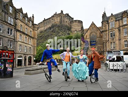 Edimburgo, Scozia, Regno Unito. 1 agosto 2024. Edinburgh Fringe: Il massiccio Circo di Tweedy si perde al Grassmarket, che si esibisce all'Underbelly Circus Hub, Venue 360 dal 1 agosto Crediti: Craig Brown/Alamy Live News Foto Stock