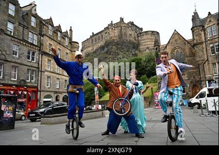 Edimburgo, Scozia, Regno Unito. 1 agosto 2024. Edinburgh Fringe: Il massiccio Circo di Tweedy si perde al Grassmarket, che si esibisce all'Underbelly Circus Hub, Venue 360 dal 1 agosto Crediti: Craig Brown/Alamy Live News Foto Stock