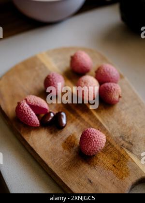 litchi su un tagliere Foto Stock