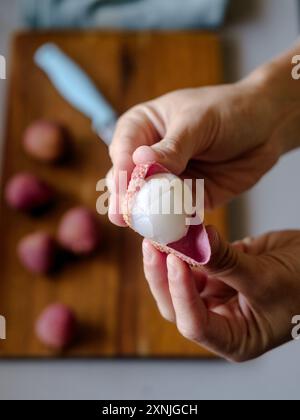 litchi su un tagliere Foto Stock