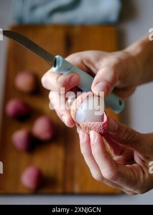 litchi su un tagliere Foto Stock