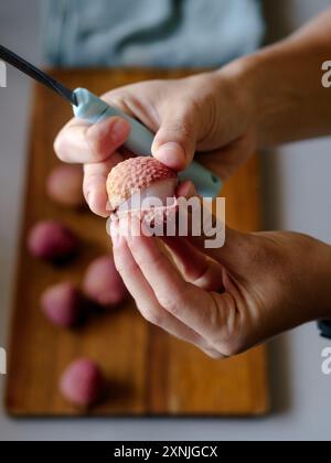 litchi su un tagliere Foto Stock