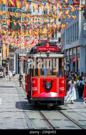 Tram nostalgico di Istanbul, strada pedonale Istiklal Avenue (İstiklal Caddesi), Beyoglu, Istanbul, Turchia Foto Stock