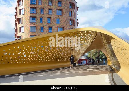 Giustapposizione di facciate. Swansea Arena e Copr Bay Bridge, Swansea, Regno Unito. Architetto: acme, 2024. Foto Stock