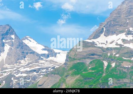 Maestoso paesaggio di montagna in estate con vegetazione lussureggiante e cielo blu con nuvole. Foto Stock