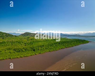 Veduta aerea sfondo della riva del fiume, della foresta di mangrovie e della costa di Chiriqui, Panama - foto stock Foto Stock