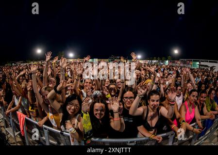 Sottomarina Sound Beach, Chioggia - Sottomarina (VE), Italia, 31 luglio 2024, i fan di Alfa aspettano il concerto durante l'ALFA Tour estivo 2024 - i Foto Stock