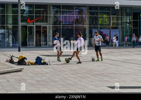 Nike italia piazza gae aulenti hotsell