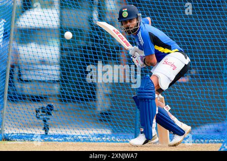 Colombo, Sri Lanka. 1 agosto 2024, Virat Kohli dell'India partecipa ad una sessione di allenamento presso il R. Premadasa International Cricket Stadium di Colombo il 1 agosto 2024, alla vigilia della prima partita internazionale di cricket di un giorno tra India e Sri Lanka. Viraj Kothalwala/Alamy Live News Foto Stock