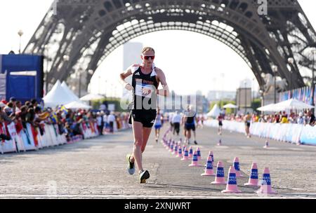 Callum Wilkinson della Gran Bretagna durante la gara a piedi maschile di 20 km al Trocadéro, il sesto giorno dei Giochi Olimpici di Parigi 2024 in Francia. L'atleta del Suffolk si è piazzato 16° in 1:20:31, appena timido del meglio personale 1:20:27 che ha messo alla stessa distanza a maggio a la Coruna in Spagna, dopo che le condizioni meteorologiche hanno ritardato la partenza locale prevista alle 7:30 di 30 minuti. Data foto: Giovedì 1 agosto 2024. Foto Stock