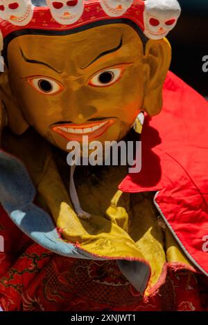 La colorata danza mascherina chiamata anche danza cham viene eseguita al monastero di Hemis durante il festival Hemis a Leh, Ladakh, India, il 17 giugno 2024. Foto Stock