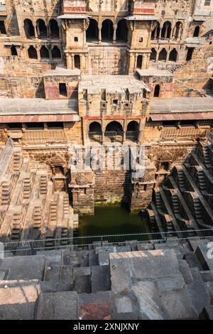 Profondo gradino chand baori a 13 piani costruito nell'VIII secolo ad Abhaneri, Rajasthan, India Foto Stock