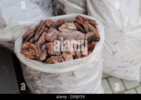 Borse con corteccia di pino per la decorazione del giardino nel centro del giardino Foto Stock