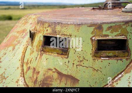 Spioncino di un vecchio relitto arrugginito di un veicolo militare sovietico Foto Stock